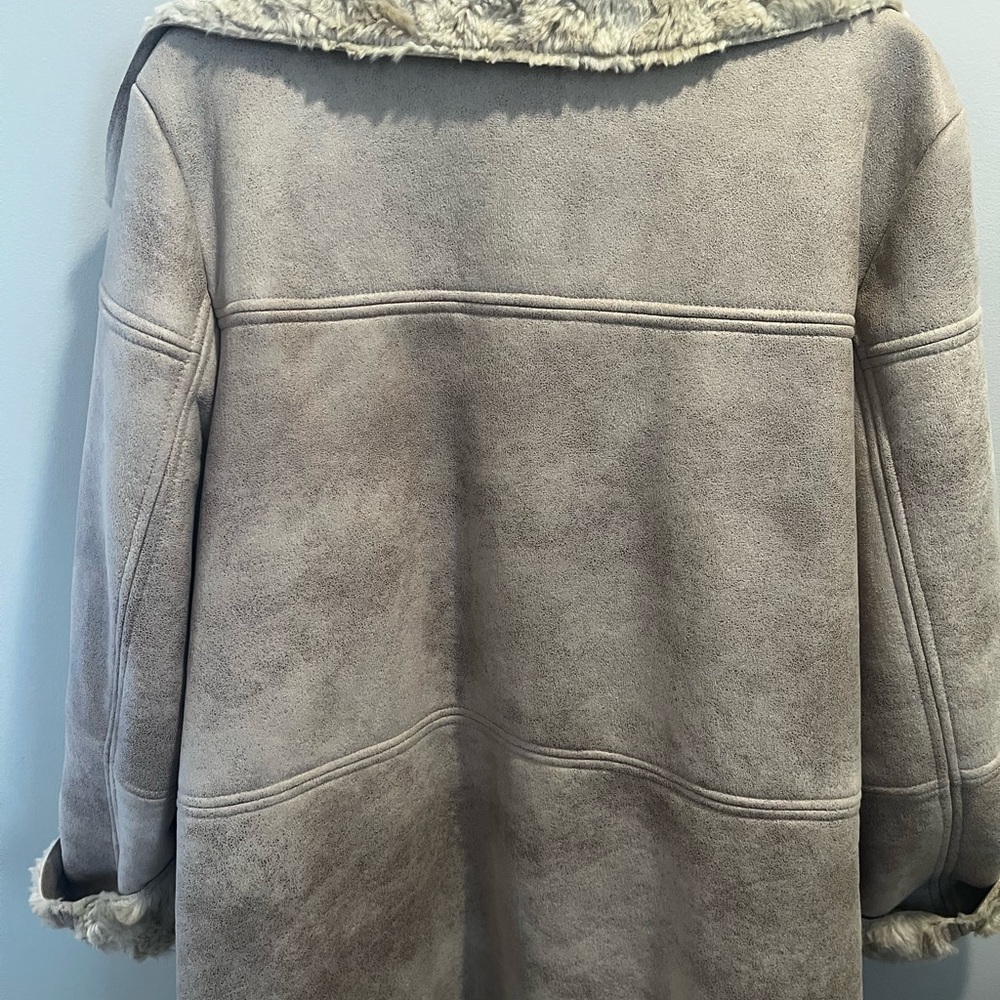 Ellen Tracy Cream and Tan Teddy Jacket with Plush Collar - Picture 5 of 8